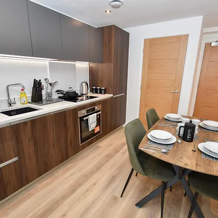 Bright And Spacious 1 Bed In *