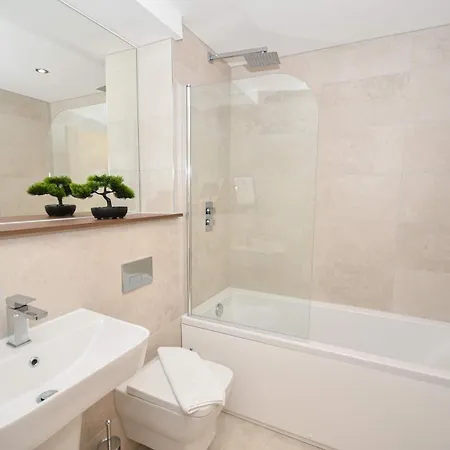 Bright And Spacious 1 Bed In *