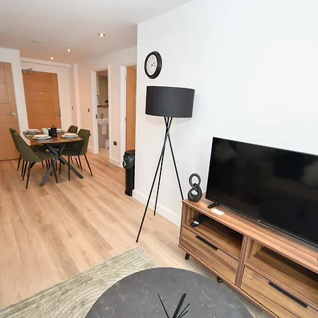 Апартаменты Bright And Spacious 1 Bed In