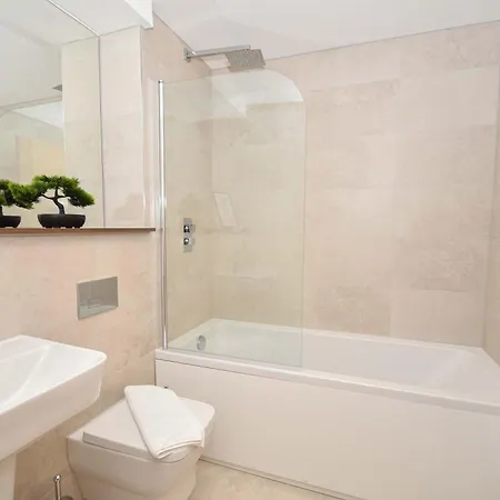Bright And Spacious 1 Bed In *