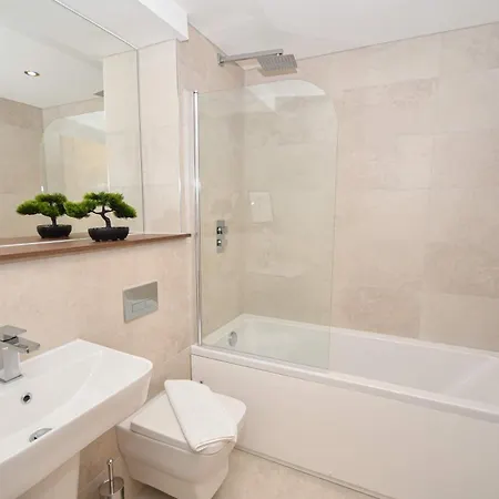Апартаменты Bright And Spacious 1 Bed In